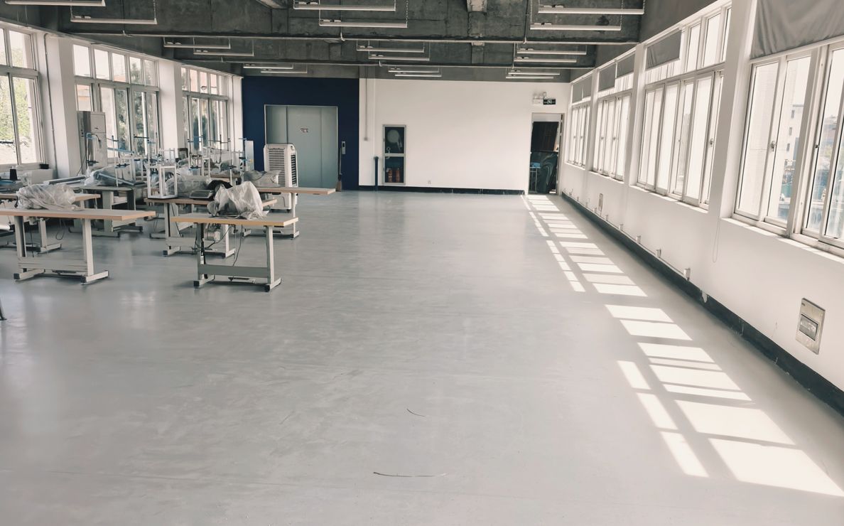 1670 metros cuadrados de pavimento homogéneo de vinilo. Marzo de 2026. Hospitales en el taller de la fábrica de ropa.