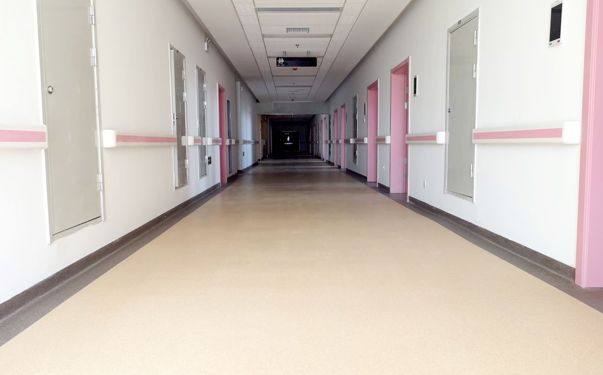 Suelos plásticos para hospitales: mejora de la seguridad y la comodidad en los hospitales