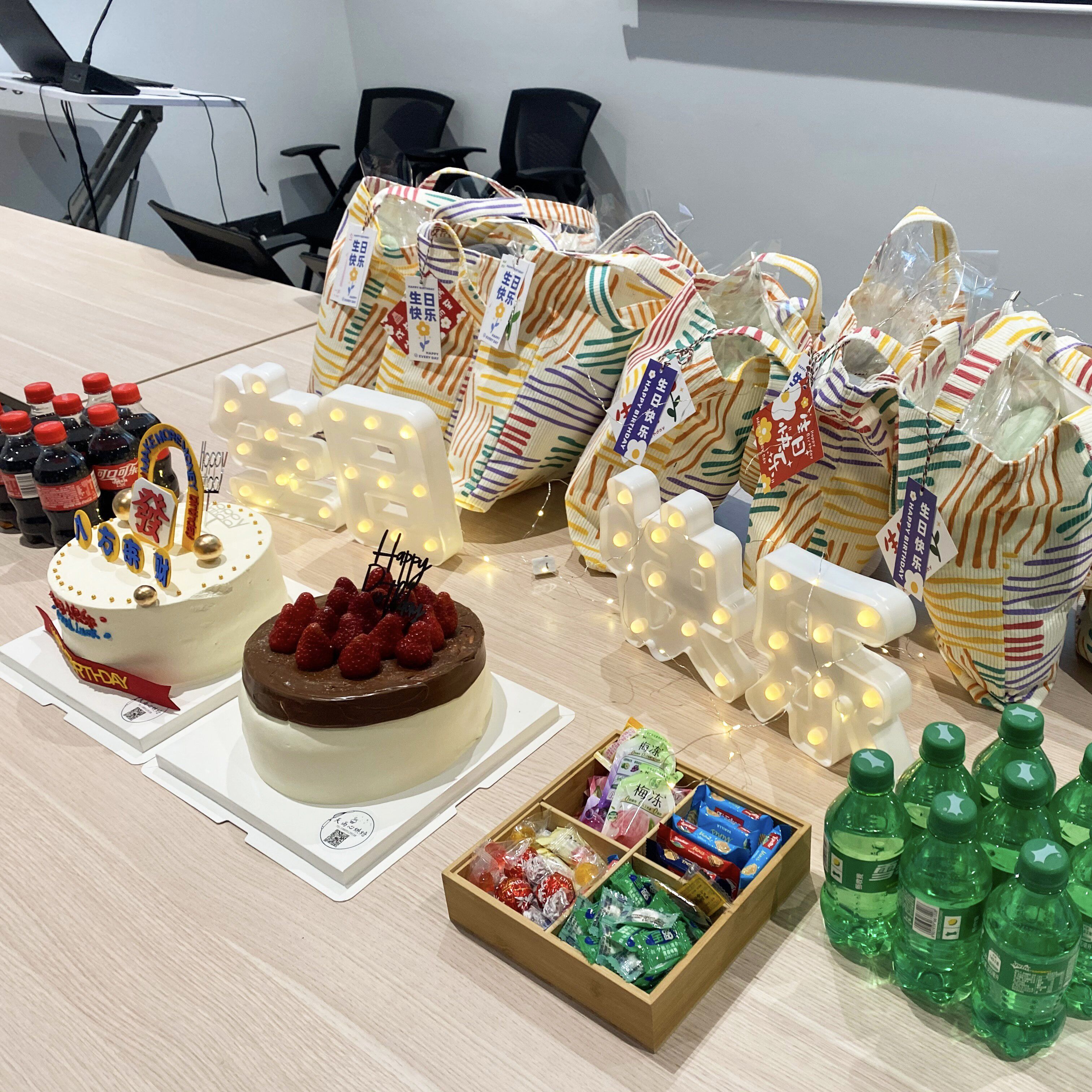 Farfly celebra la fiesta de cumpleaños de sus empleados del primer trimestre, fomentando un ambiente de equipo cálido.