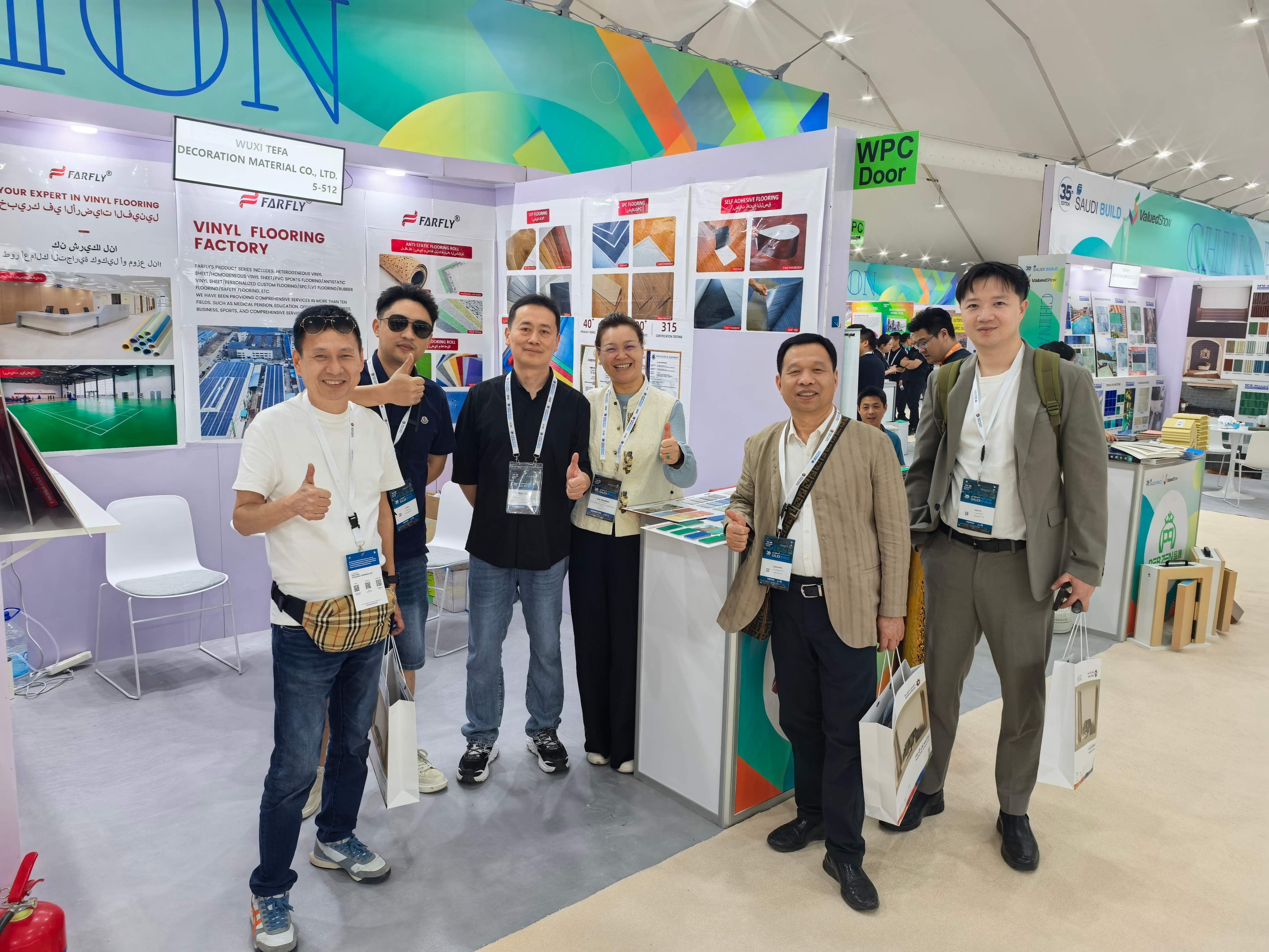 Nuestra empresa brilla en 2025 Saudi Build, los pisos de PVC ganan la atención de Medio Oriente